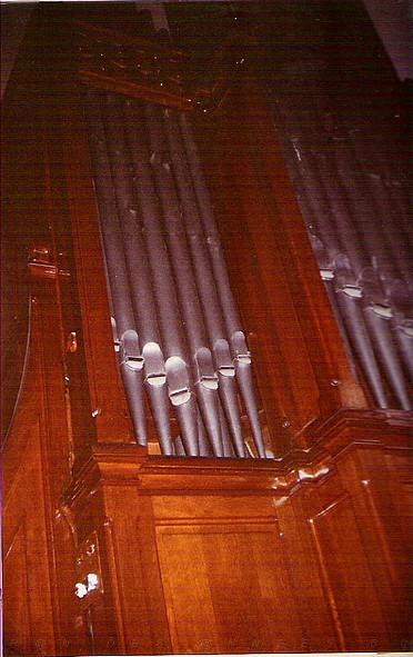 CATHEDRALE D ORAN LES ORGUES LE BUFFET DE DROITE ET SON RECIT.JPG